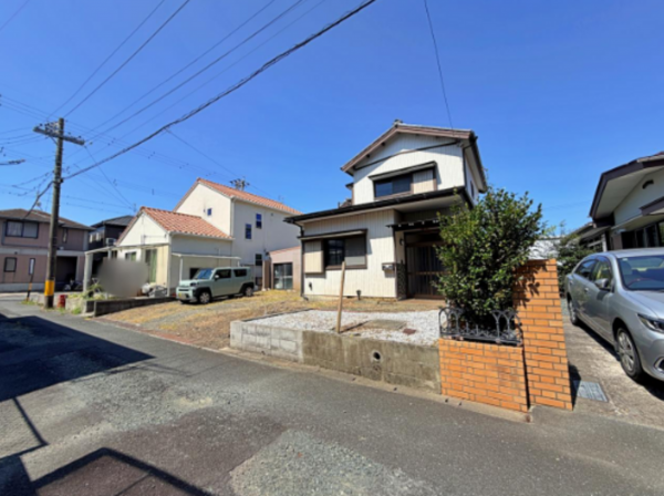 豊橋市三本木町、中古一戸建ての前面道路を含む現地写真画像です