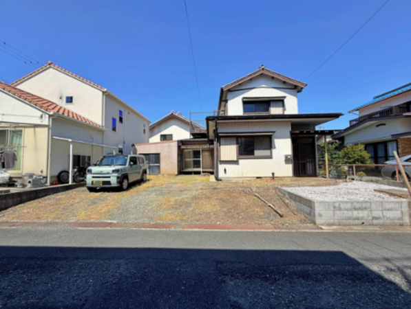 豊橋市三本木町、中古一戸建ての前面道路を含む現地写真画像です