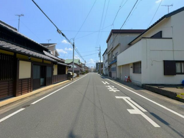 豊橋市西松山町、土地の前面道路を含む現地写真画像です