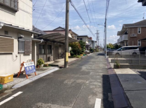 豊橋市草間町、土地の前面道路を含む現地写真画像です
