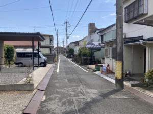 豊橋市草間町、土地の前面道路を含む現地写真画像です