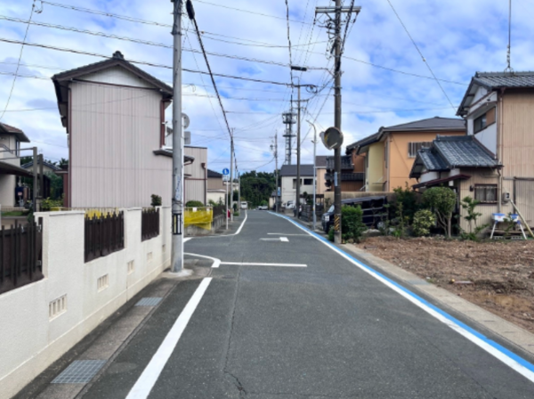 豊橋市高師本郷町、新築一戸建ての前面道路を含む現地写真画像です