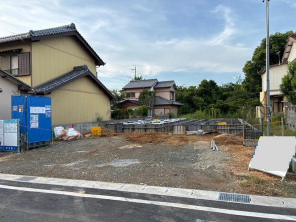 豊橋市曙町、新築一戸建ての前面道路を含む現地写真画像です