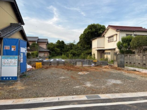 豊橋市曙町、新築一戸建ての前面道路を含む現地写真画像です