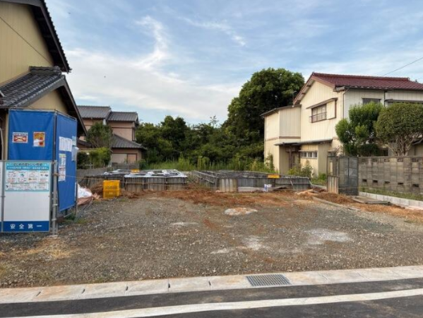 豊橋市曙町、新築一戸建ての前面道路を含む現地写真画像です