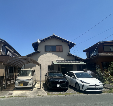 豊橋市岩屋町、中古一戸建ての前面道路を含む現地写真画像です