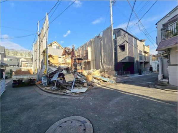 北区赤羽、土地の前面道路を含む現地写真画像です
