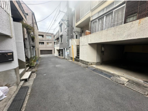 中野区東中野、土地の前面道路を含む現地写真画像です