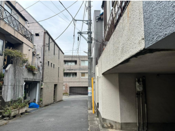 中野区東中野、土地の前面道路を含む現地写真画像です