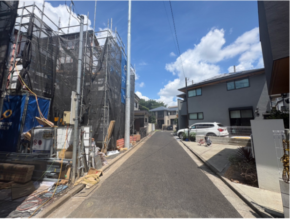 練馬区立野町、新築一戸建ての前面道路を含む現地写真画像です