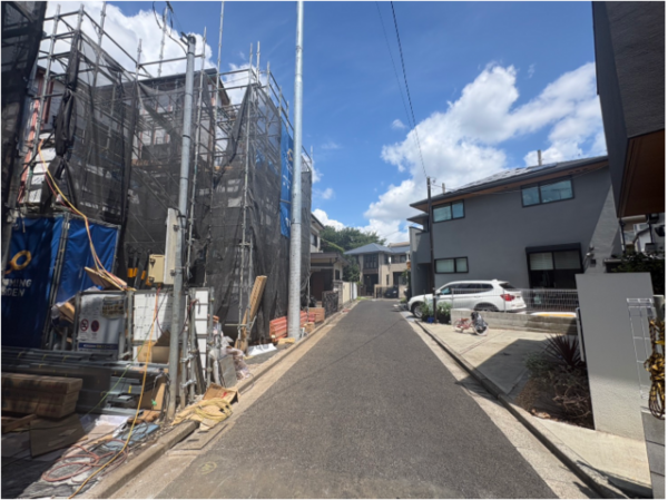 練馬区立野町、新築一戸建ての前面道路を含む現地写真画像です