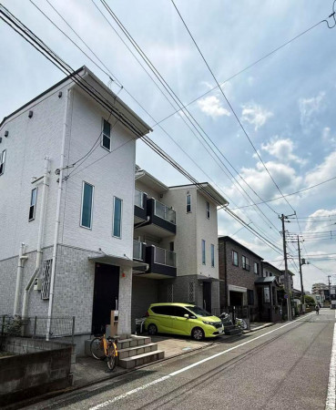 練馬区中村北、中古一戸建ての前面道路を含む現地写真画像です