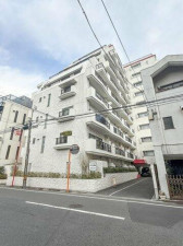 練馬区豊玉中、中古マンションの外観画像です