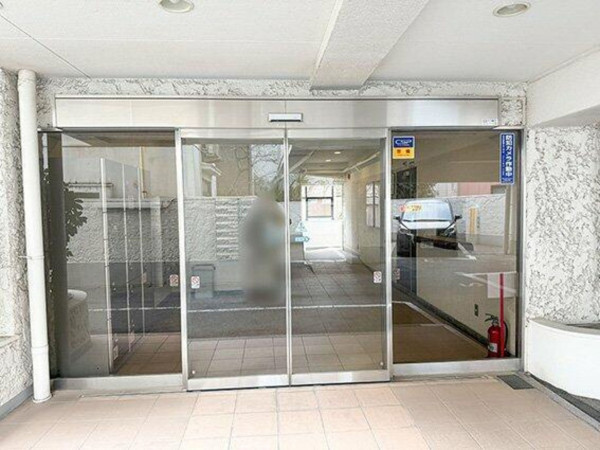 練馬区豊玉中、中古マンションの玄関画像です