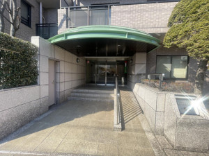 練馬区豊玉中、中古マンションの外観画像です