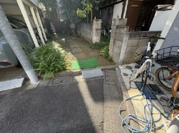 練馬区南大泉、中古一戸建ての前面道路を含む現地写真画像です