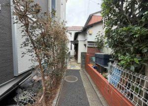 練馬区谷原、中古一戸建ての前面道路を含む現地写真画像です
