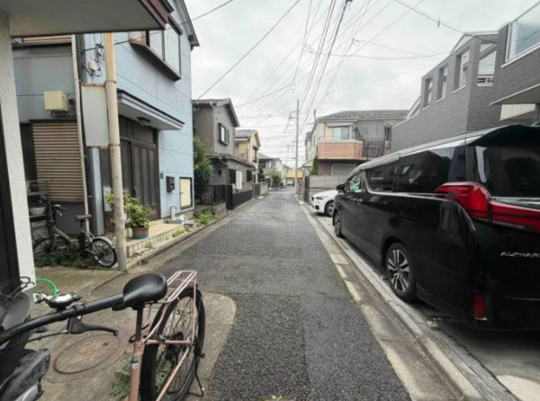 練馬区谷原、中古一戸建ての前面道路を含む現地写真画像です
