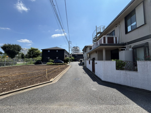 練馬区上石神井、新築一戸建ての前面道路を含む現地写真画像です