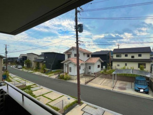 北九州市門司区吉志新町、中古一戸建ての前面道路を含む現地写真画像です