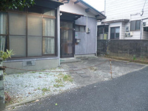 北九州市門司区新開、中古一戸建ての前面道路を含む現地写真画像です