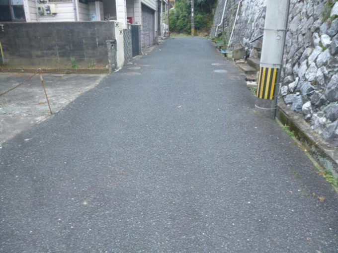 北九州市門司区新開、中古一戸建ての前面道路を含む現地写真画像です