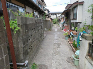 北九州市門司区清滝、中古一戸建ての前面道路を含む現地写真画像です