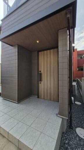 北九州市門司区小松町、中古一戸建ての玄関画像です