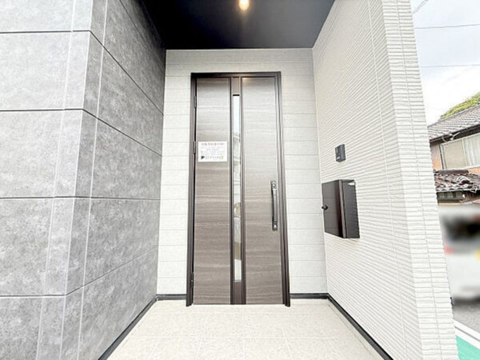 北九州市門司区別院、新築一戸建ての玄関画像です