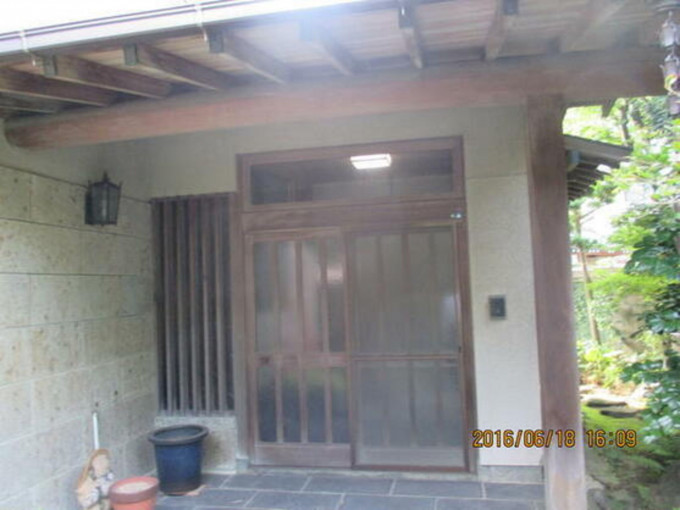 北九州市門司区老松町、中古一戸建ての玄関画像です