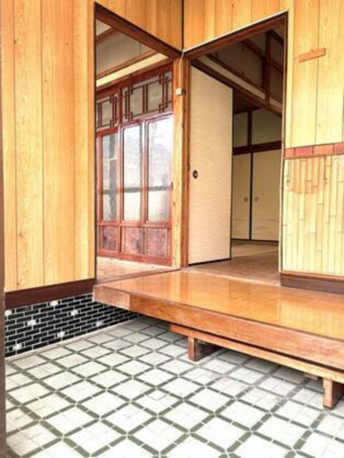 北九州市門司区藤松、中古一戸建ての玄関画像です