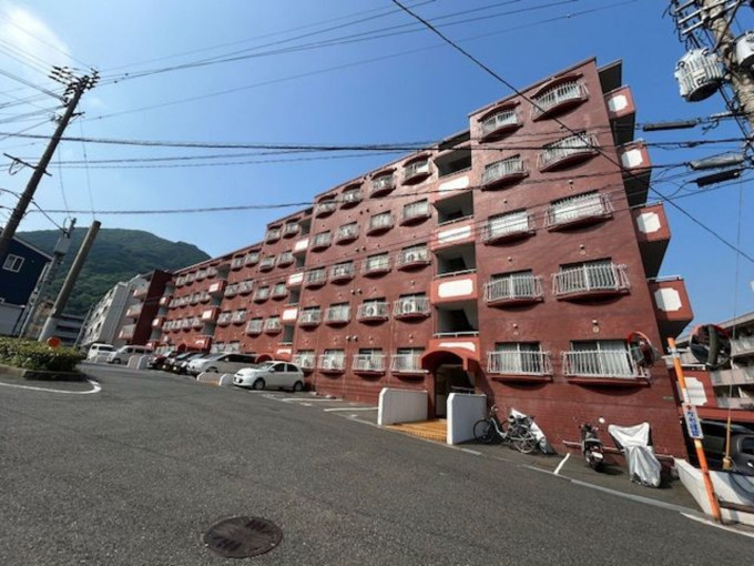 北九州市門司区泉ケ丘、中古マンションの外観画像です