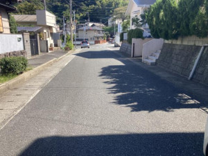 北九州市門司区丸山、中古一戸建ての前面道路を含む現地写真画像です