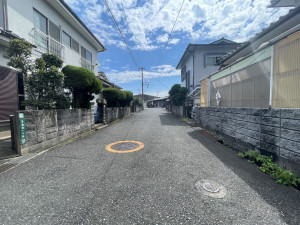 北九州市門司区吉志、中古一戸建ての前面道路を含む現地写真画像です