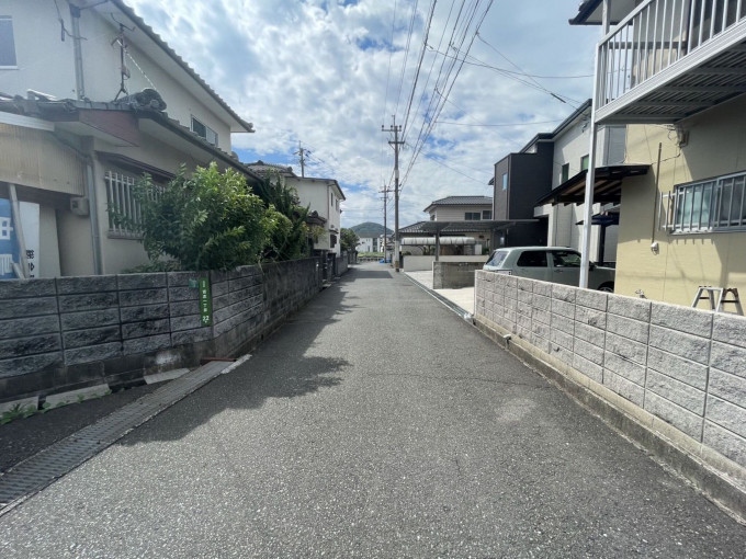 北九州市門司区吉志、中古一戸建ての前面道路を含む現地写真画像です