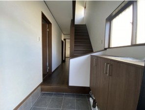 藤沢市城南、中古一戸建ての玄関画像です