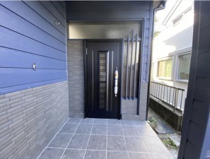藤沢市城南、中古一戸建ての玄関画像です