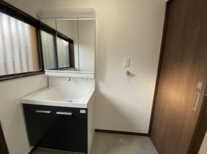 藤沢市城南、中古一戸建ての洗面画像です
