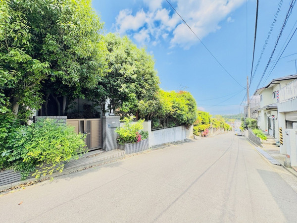 藤沢市大庭、中古一戸建ての前面道路を含む現地写真画像です