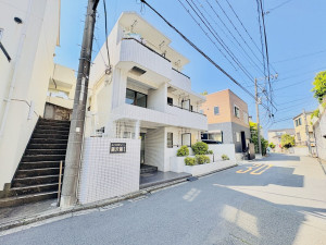 藤沢市本町、中古マンションの前面道路を含む現地写真画像です