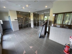 藤沢市大庭、中古マンションのエントランス画像です