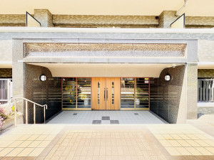 藤沢市鵠沼藤が谷、中古マンションのエントランス画像です