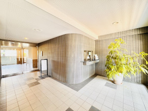 藤沢市鵠沼藤が谷、中古マンションのエントランス画像です