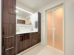 藤沢市鵠沼藤が谷、中古マンションの洗面画像です