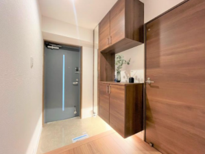 藤沢市鵠沼藤が谷、中古マンションの玄関画像です