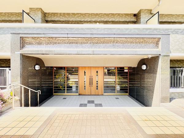藤沢市鵠沼藤が谷、中古マンションのエントランス画像です