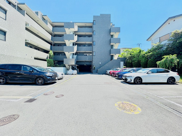 藤沢市鵠沼藤が谷、中古マンションの駐車場画像です