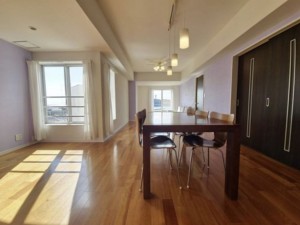 藤沢市片瀬海岸、中古マンションの居間画像です