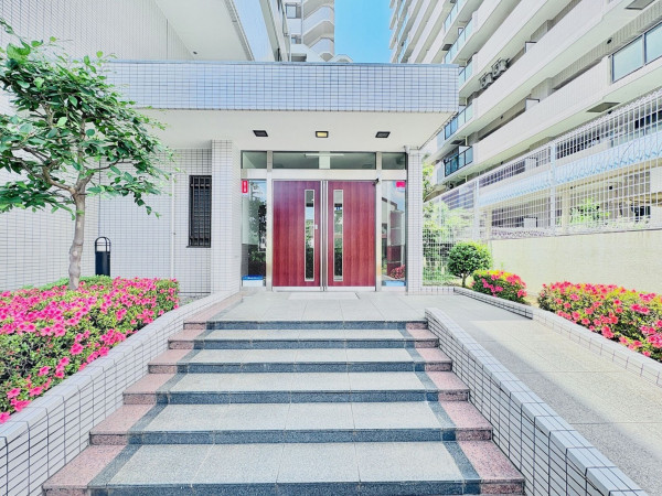 藤沢市善行坂、中古マンションのエントランス画像です