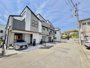 藤沢市善行、新築一戸建ての前面道路を含む現地写真画像です
